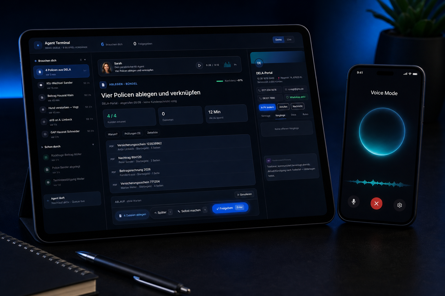 iPad schräg mit Agent-Terminal und Smartphone im Voice Mode auf dem Schreibtisch
